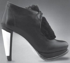 ابداع پای پوش ( کفش ها ) یکی از مهمترین اختراعات بشری است.این کفش چرم؛ حفاظی برای مقابله با گزند یا ابزاری برای زیبایی - صنعت پاشنه